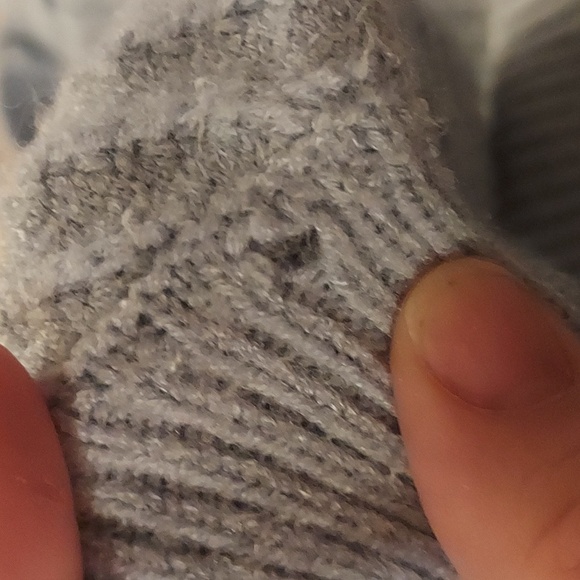 T Tahari Sweater - Picture 7 of 7